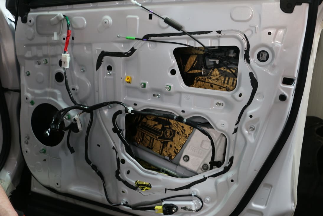 Шумоизоляция дверей автомобиля Lexus NX200